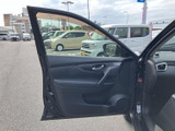 運転席からの視界は良好で、安全運転をサポート。洗練された内装デザインは、ドライバーの気分を高めます。