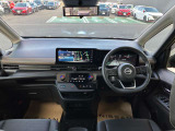 ◆内装色/ブラック◆全方位で視界が広く運転ラクラク♪セレナは、室内の長さと幅がミニバンクラスでNo.1!1列目から3列目まで、どの席に座ってもゆったりくつろげます!