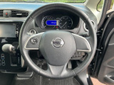 握りやすい形状で、運転操作をサポートします。操作しやすい位置にスイッチ類が配置され、運転中でも快適に操作できます。