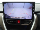 後退時に車両の後ろ側をモニター画面に表示します。車庫入れなどでバックする際に後方確認ができて便利です。車庫入れが苦手な人もこれで安心。