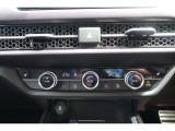 オートエアコン装備!運転席と助手席で温度を変えられるSYNC機能も付いています!