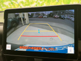 後方確認がしやすいように、カメラの映像が大きく表示されます。駐車時の安全性を高め、狭い場所でも安心して運転できます。