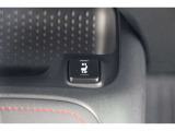 【シートヒーター】 寒い日はすぐにあたたかくなるシートヒーターは重宝します。暖房を控えめにすることで燃費の向上にもなります。車内の空気が汚れたり乾燥したりする心配も減ります。