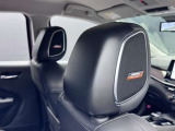 フロントシートのヘッドレストにスピーカーを内蔵。包み込まれるような臨場感のあるサウンドを、運転席と助手席で楽しめます。