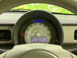 見やすいメーター類が、運転に必要な情報を的確にドライバーへ伝えます。シンプルで直感的なデザインで、運転に集中できます。