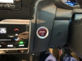 【ENGINE START/STOP】スマートキーをポケットやバッグに入れたままで、キーを差し込むことなくボタンを押すだけでエンジンが始動します。