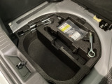 サブトランクスペースにはホイールレンチや牽引フック、パンク修理キットなどを配置。洗車道具など細かい物を収納できるスペースもございます!