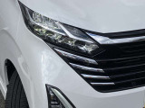 【LEDヘッドランプ】鮮やかな白色光で、クリアな視界を確保するLEDヘッドランプ装備