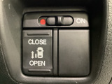 左側電動スライドドアは運転席からでも操作ができるように、ハンドル付近に開閉の操作スイッチが付いています。