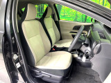 運転席まわりには十分なスペースがあり、大柄な方でもゆったり運転していただける環境です。