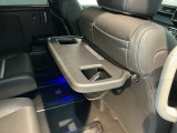 【シートバックテーブル】出発前の準備や、停車中のちょっとした作業に便利なスペース。使わない時は折りたたんでおけるので、後部座席の広さを邪魔しません。必要な時だけサッと広げて使えるので便利です。