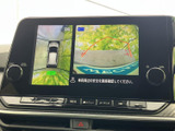 バック時の安全性を高めるバックモニター。ガイドライン表示で、狭い場所でもスムーズな駐車をサポートします。