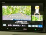後方の状況をクリアに映し出し、安全な運転をサポート。狭い道や駐車場でも、より安心してお車を操作できます。運転に自信がない方にもおすすめです。