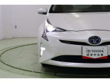 プリウスの特徴あるシャープな切れ長ヘッドライトはLED。周囲の明るさを感知して点灯・消灯するオートライト搭載。オートハイビームも搭載していますので面倒なヘッドライトの切替えは不要です。