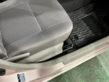 痛みの出やすい運転席シートの角、フロアマット、座面、ともに良好です