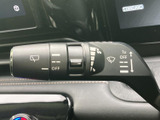 雨天時でもクリアな視界を確保できるワイパーレバー。操作も簡単で、安全な運転をサポートします。様々なモードを選択できます。