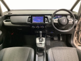 車内は光触媒抗菌消臭施工済です。スタイリッシュなデザインでスポーティなインパネ周りを演出します。グローブボックスやカップホルダーのほかにトレーなどたくさんの収納スペースが付いています。