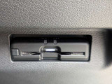 高速道路の料金所をスムーズに通過できるETC車載器を装備。カードをセットするだけで料金支払いが完了し、長距離ドライブや旅行の際も快適に走行できます。