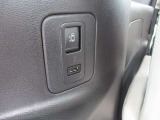 後席にも助手席側電動オートスライドドアのスイッチがあるので後席の乗り降りもスムーズに行えとても便利ですね!