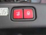 荷室はボタン1つで閉められます。