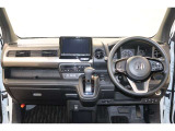 操作性に優れた運転席となります!小物入れや各ボタンの配置にこだわり、使いやすいです!座り心地もよく視認性も良好なのでロングドライブもお任せ下さい!