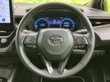 握りやすいステアリングで、快適な運転をサポート。操作スイッチも配置され、運転中でも直感的に操作できます。