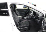 ブラックの落ち着いた内装。運転席8WAYパワーシーと運転席シートヒーターを装備。快適なドライビングポジションをすぐに再現できます。助手席シートは手動タイプです。