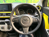 インテリアに合わせたデザインのステアリングは、運転される方のことも考え、運転しやすい形状、大きさです。是非一度、実際に触ってお確かめください。