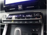 オートエアコン付車です。自動で温度と風量を設定する優れものです。