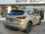 【ブラインド・スポット・モニタリング】隣車線を後方もしくは側方から接近する車両を検知してドアミラーに表示。その状態でのウインカー操作の際には警報音で危険をお知らせ。駐車場からバックで出庫の際にも活躍