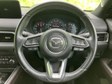 握りやすいステアリングは、運転操作をスムーズに行えます。操作しやすい位置に配置されたスイッチ類も便利です。