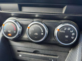 一度お好みの温度に設定すれば、車内の温度を検知し風量や温度を自動で調整。暑い&hellip;寒い&hellip;と何度もスイッチ操作をする必要はありません。快適な車内空間には必須の機能ですね。