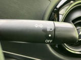 操作しやすい位置に配置されたウインカーレバーで、安全な車線変更をサポート。オートリターン機能も搭載。スムーズな運転をサポートします。