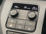 【オートエアコン】一度お好みの温度に設定すれば、車内の温度を検知し風量や温度を自動で調整。暑い&hellip;寒い&hellip;と何度もスイッチ操作をする必要はありません。快適な車内空間には必須の機能ですね♪