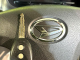 【キーレス】少し離れた場所からでもボタン一つでドアの開錠・施錠ができるのでとっても便利!ドアの鍵穴周りに傷をつけることもありません♪