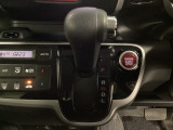 CVT車のセレクトレバーです。低速から高速まで、変速ショックのないスムーズな走りを実現するとともに、エンジン効率のよい領域を維持することで燃費にも貢献します。