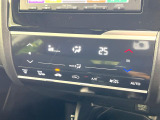 【オートエアコン】一度お好みの温度に設定すれば、車内の温度を検知し風量や温度を自動で調整。暑い&hellip;寒い&hellip;と何度もスイッチ操作をする必要はありません。快適な車内空間には必須の機能ですね♪