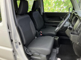 ゆったりと座れる運転席。シートの形状も工夫されており、長距離運転でも疲れにくい快適な空間です。