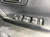 【電動格納ミラー】サイドミラーは電動格納式となっており、狭い駐車場でもキズがつくリスクを抑えられます。