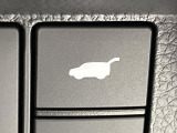 【パワーバックドア】スマートキーや運転席のボタンを押すだけでリアゲートが自動で開閉します!荷物を持っている時や、高い位置にあるバックドアを閉める際に便利な機能です♪