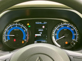 視認性の高いメーター類は、運転に必要な情報を的確にドライバーへ伝えます。燃費計も搭載し、エコドライブを支援します。