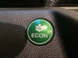 ECON モードをON にするとアクセルペダルの動きに対するエンジンの反応とエアコンの制御を切り換えることで、燃費のいい運転をするドライバーがペダルを踏んだ時と同じようにエンジンを制御します。