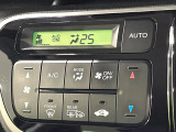 【オートエアコン】一度お好みの温度に設定すれば、車内の温度を検知し風量や温度を自動で調整。暑い&hellip;寒い&hellip;と何度もスイッチ操作をする必要はありません。快適な車内空間には必須の機能ですね♪
