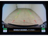 ■リヤビューカメラの映像です。ステアリング連動ガイドラインが、後退時の予想進路を表示し、運転のサポートを致します。