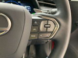 前方の車との車間を設定し、スピードを上げたり緩めたりを自動で行ってくれる追尾式の「レーダークルーズ」。上級装備の一つです!高級車にしかつかない嬉しい機能です。