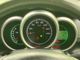 一目で確認できる視認性の高いメーター類。運転に必要な情報を的確に伝え、安全運転をサポートします。落ち着いた空間です。