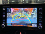 【バックカメラ】運転席から画面上で安全確認ができます。駐車が苦手な方にもオススメな便利機能です。