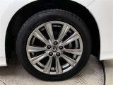 純正アルミホイール付きです。タイヤサイズは235/50R18になります。