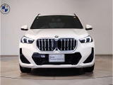 【BMWの伝統】BMWの特徴的な&ldquo;キドニーグリル&rdquo;は、80年以上続く伝統の形でございます。変わらないこだわりのデザインが、プレミアムブランド&ldquo;BMW&rdquo;を創り出します。