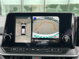 【全方位モニター】まるでクルマを真上から見下ろしたかのような視点で駐車をサポートします!クルマの斜め後ろや真横など、前後左右の4つのカメラの映像が合成されて、モニターに映し出されます。